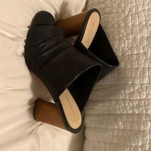 Gianni Bini black leather heel